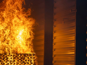 FOTOGALERIE: Sedmimetrová hranice dřeva hořela v Jeseníku uprostřed průmyslové haly. Šlo o test