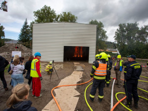 FOTOGALERIE: Sedmimetrová hranice dřeva hořela v Jeseníku uprostřed průmyslové haly. Šlo o test