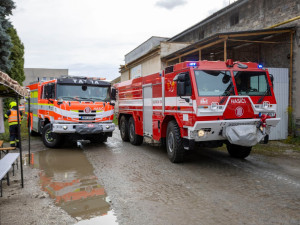 FOTOGALERIE: Sedmimetrová hranice dřeva hořela v Jeseníku uprostřed průmyslové haly. Šlo o test