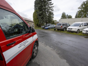 FOTOGALERIE: Mohutná hranice dřeva hořela v Jeseníku uprostřed průmyslové haly. Šlo o test