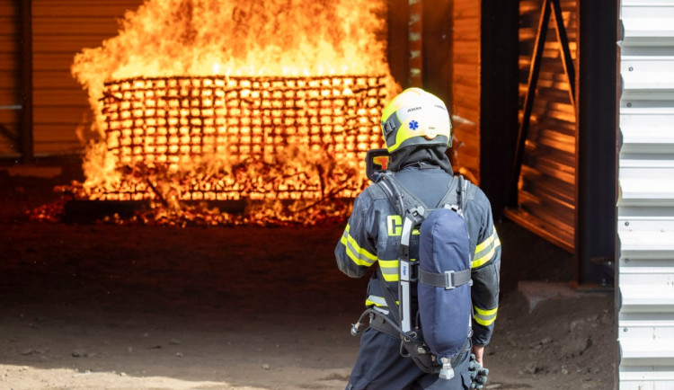 FOTOGALERIE: Sedmimetrová hranice dřeva hořela v Jeseníku uprostřed průmyslové haly. Šlo o test