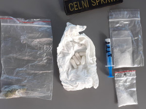 VIDEO: Razie na řidiče z ciziny. Celníci objevili desítky gramů pervitinu či marihuany