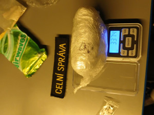 VIDEO: Razie na řidiče z ciziny. Celníci objevili desítky gramů pervitinu či marihuany