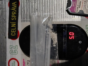 VIDEO: Razie na řidiče z ciziny. Celníci objevili desítky gramů pervitinu či marihuany