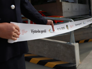 Dobrovolní hasiči budou rychlejší, dostali cisterny a dýchací techniku. V Olomouci se otevřely nové garáže