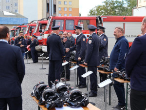 Dobrovolní hasiči budou rychlejší, dostali cisterny a dýchací techniku. V Olomouci se otevřely nové garáže