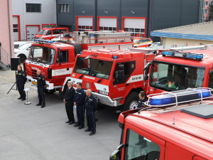Dobrovolní hasiči budou rychlejší, dostali cisterny a dýchací techniku. V Olomouci se otevřely nové garáže