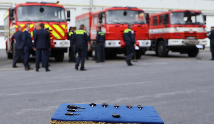 Dobrovolní hasiči budou rychlejší, dostali cisterny a dýchací techniku. V Olomouci se otevřely nové garáže