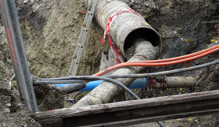 Nekonečné opravy vodovodu v Krapkově. Hotovo bude snad už příští týden