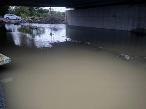 Záplavy pod novým mostem. Na dokončované D1 u Přerova řádí záškodník
