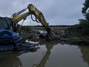 Záplavy pod novým mostem. Na dokončované D1 u Přerova řádí záškodník