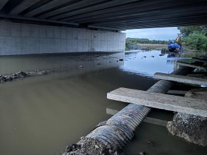 Záplavy pod novým mostem. Na dokončované D1 u Přerova řádí záškodník