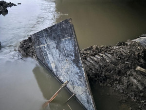 Záplavy pod novým mostem. Na dokončované D1 u Přerova řádí záškodník