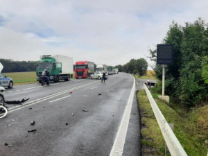 Rušný tah za Mohelnicí zavřela čelní srážka dvou aut