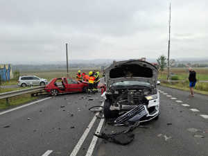 Rušný tah za Mohelnicí zavřela čelní srážka dvou aut