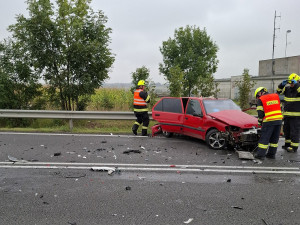 Rušný tah za Mohelnicí zavřela čelní srážka dvou aut