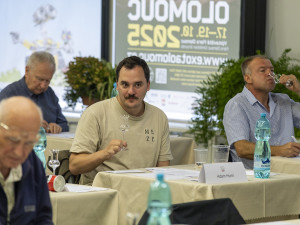 Desítky vzorků destilátů, voda a suché rohlíky. Degustátoři zvládli náročný Flora Košt