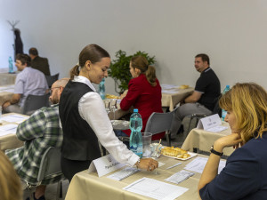 Desítky vzorků destilátů, voda a suché rohlíky. Degustátoři zvládli náročný Flora Košt