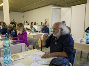 Desítky vzorků destilátů, voda a suché rohlíky. Degustátoři zvládli náročný Flora Košt