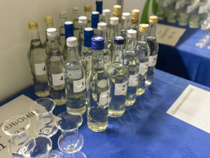 Desítky vzorků destilátů, voda a suché rohlíky. Degustátoři zvládli náročný Flora Košt