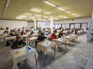 Desítky vzorků destilátů, voda a suché rohlíky. Degustátoři zvládli náročný Flora Košt