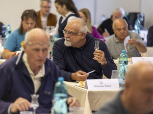 Desítky vzorků destilátů, voda a suché rohlíky. Degustátoři zvládli náročný Flora Košt