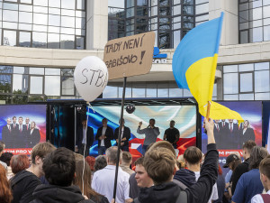 VIDEO: Mítink ANO v Olomouci: Babiš zanotoval píseň proti Fialovi, odpůrci si vyslechli nadávky