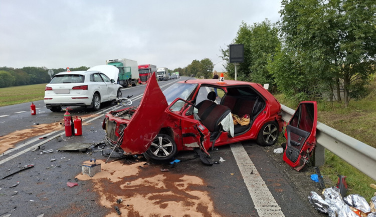 Rušný tah za Mohelnicí zavřela čelní srážka dvou aut