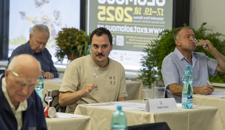 Desítky vzorků destilátů, voda a suché rohlíky. Degustátoři zvládli náročný Flora košt