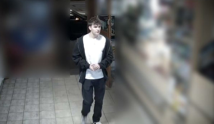Policie pátrá po totožnosti neznámého muže, mohl by pomoct s vyřešením případu zneužití platební karty
