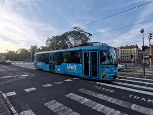Šofér Volva odbočil pod tramvaj. Vytížená trasa v Olomouci ráno stála