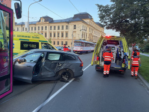 Šofér Volva odbočil pod tramvaj. Vytížená trasa v Olomouci ráno stála