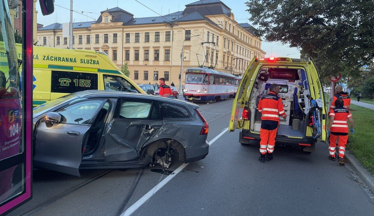 Šofér Volva odbočil pod tramvaj. Vytížená trasa v Olomouci ráno stála