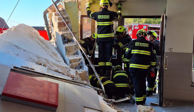 Další tragická nehoda. Ve Valteřicích zemřeli po nárazu auta do domu dva lidé