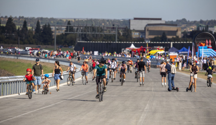 Ochutnávka vytoužené D1. Nová dálnice u Přerova přilákala tisíce lidí