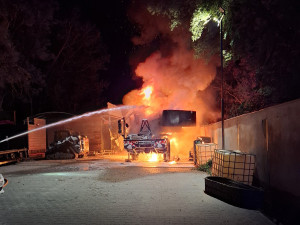 Autojeřáb u Olomouce nad ránem pohltily plameny. Odhad škody míří k 15 milionům
