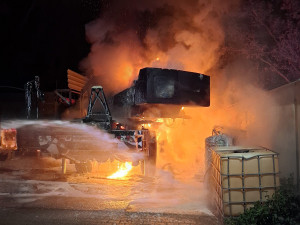 Autojeřáb u Olomouce nad ránem pohltily plameny. Odhad škody míří k 15 milionům