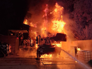 Autojeřáb u Olomouce nad ránem pohltily plameny. Odhad škody míří k 15 milionům