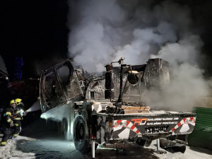 Autojeřáb u Olomouce nad ránem pohltily plameny. Odhad škody míří k 15 milionům