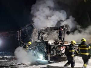 Autojeřáb u Olomouce nad ránem pohltily plameny. Odhad škody míří k 15 milionům