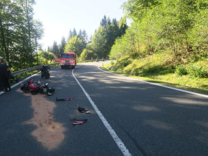 Na Červenohorském sedle havaroval motorkář, policie tam zrovna pořádala bezpečnostní akci