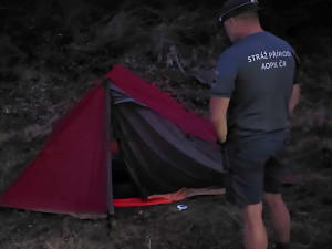 Stráž přírody pokutovala lidi, co přespali na Ovčárně nebo trhali borůvky. Jste moc přísní, zní kritika