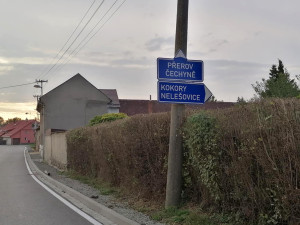 Rovně do Čechyně. Na novém značení v Přerově je překlep, chyba baví místní