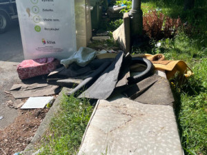 Olomouci došla trpělivost. Kvůli nelegálním skládkám nasadila ke kontejnerům kamery