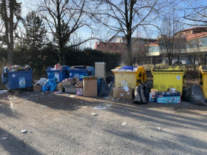 Olomouci došla trpělivost. Kvůli nelegálním skládkám nasadila ke kontejnerům kamery