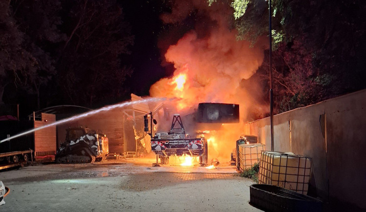 Požár automobilového jeřábu v areálu u obce Skrbeň