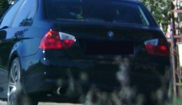 Osmnáctiletý řidič bavoráku letěl na Jičínsku na padesátce stovkou