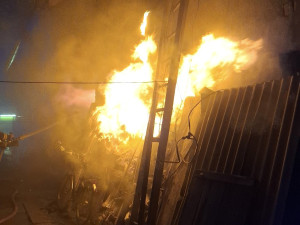 Noční požár domu v Července: uvnitř byla kvanta věcí, muž se nadýchal zplodin