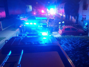 Noční požár domu v Července: uvnitř byla kvanta věcí, muž se nadýchal zplodin
