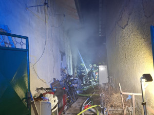 Noční požár domu v Července: uvnitř byla kvanta věcí, muž se nadýchal zplodin